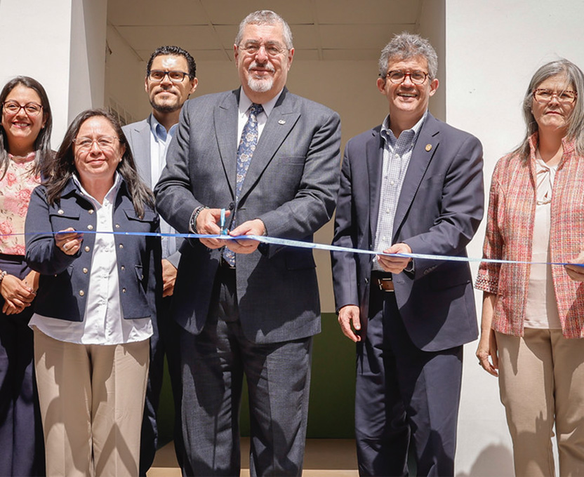 Presidente Bernardo Arévalo inaugura nueva farmacia Proam en Villa Nueva para proveer medicamentos a precios accesibles